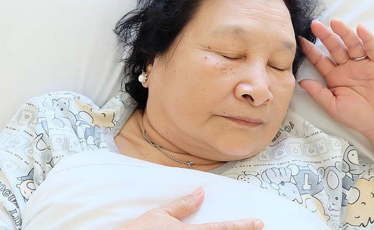 image of woman lying on back - best memory foam mattress for back sleepers