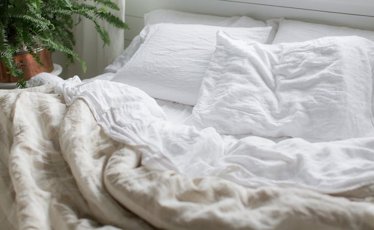 The Top Sheet Debate: Do You Really Need a Top Sheet on Your Bed?