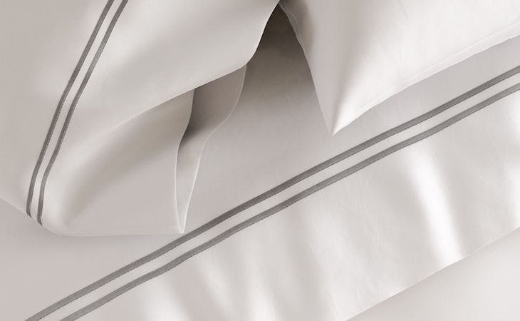 what does thread count mean - closeup image of sheets and pillowcases