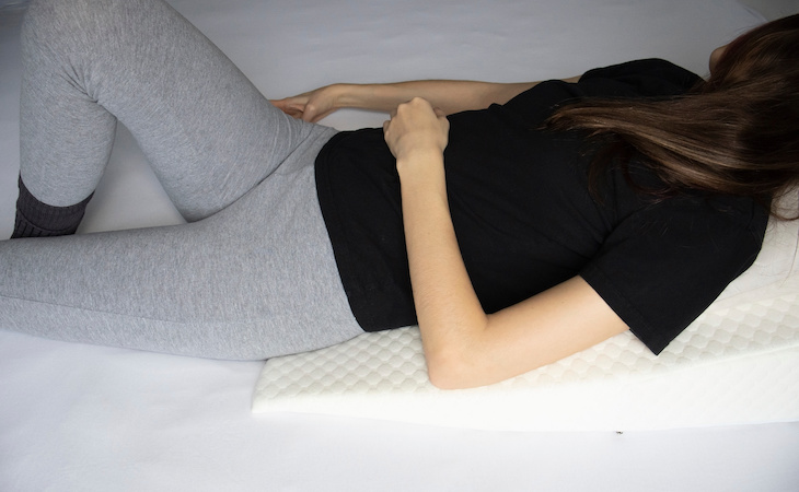 Wedge Pillow How To Sleep On A Wedge Pillow Saatva