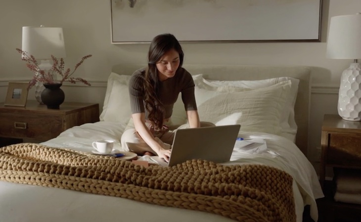 person shopping for mattress on laptop during memorial day mattress sale