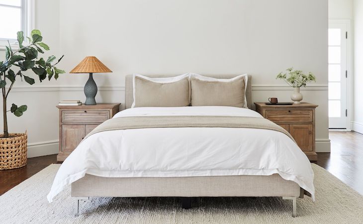 https://www.saatva.com/blog/wp-content/uploads/2023/07/how-to-arrange-pillows-on-a-bed-1.jpg