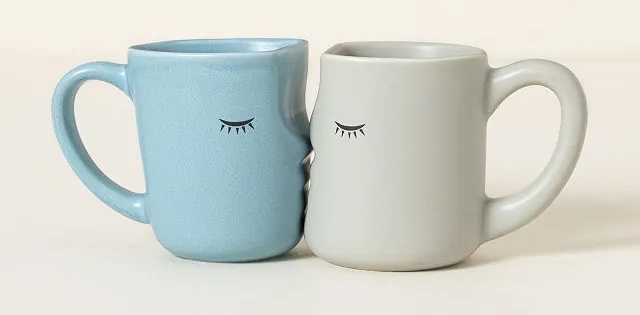 kissing mugs
