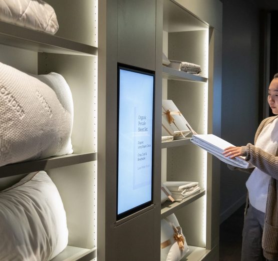 Samsung Display technology powers Saatvas Modern Retail Experience 3 1536x1024 1